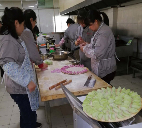 云顶国际公司举行庆“三八妇女节”厨艺角逐